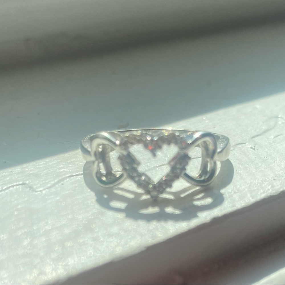 Sz 7.  White gold & diamond heart ring